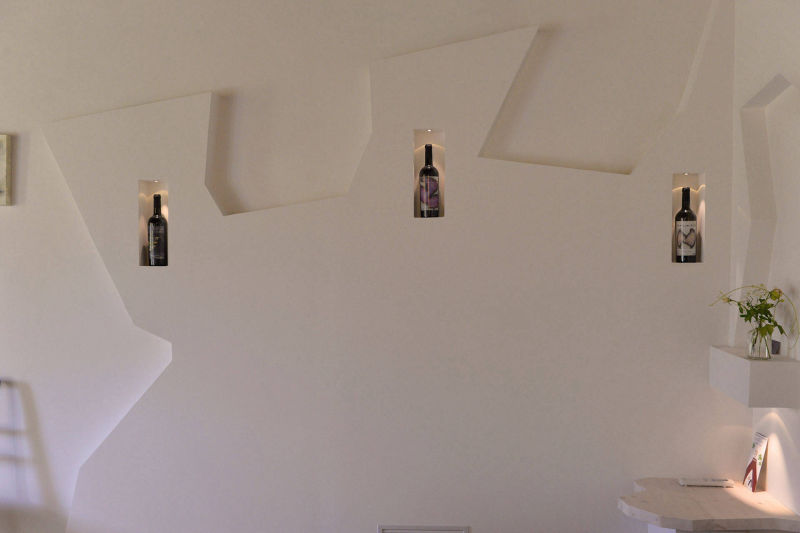 presentation-of-artwine-bottles-labels