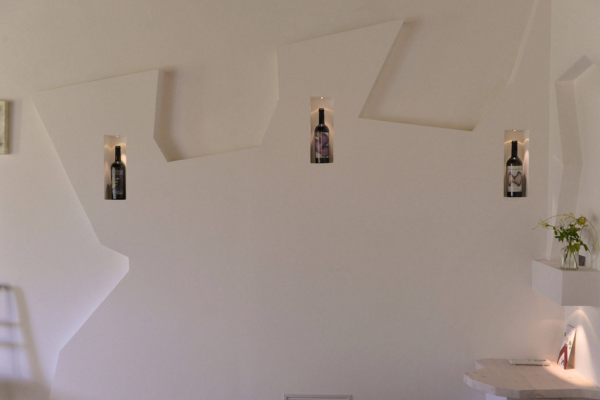 presentation-of-artwine-bottles-labels