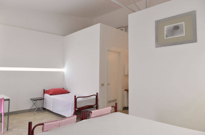 room-with-6-single-beds