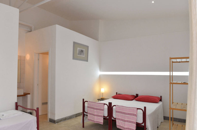 quadruple-room-6-single-beds-bathroom