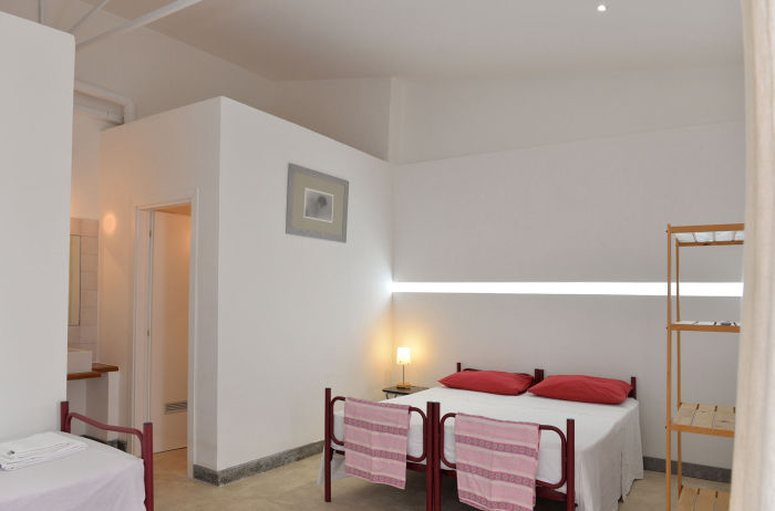 quadruple-family-room-double-bathroom